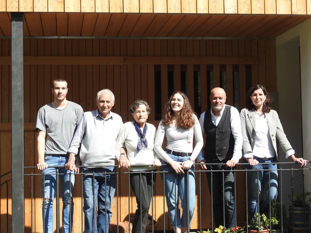Familie Girardini, Eingang Holzhaus.